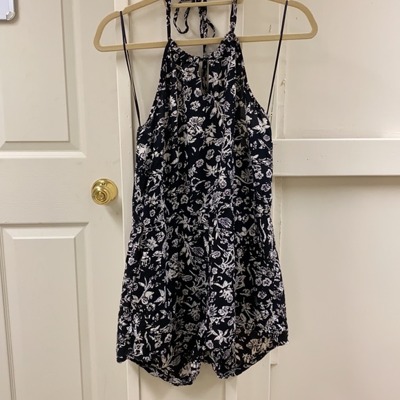 cute low back high neck romper - Picture 3 of 7